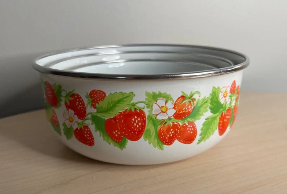 Vintage Kobe Kitchen Japan Strawberry Enamel Nesting Mixing Bowl Set 3 White